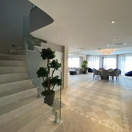 Beverly House Villa *