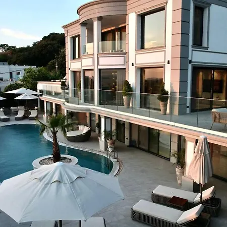 Beverly House Villa *