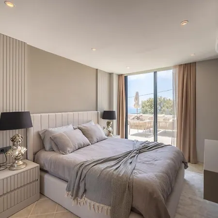 Beverly House Villa